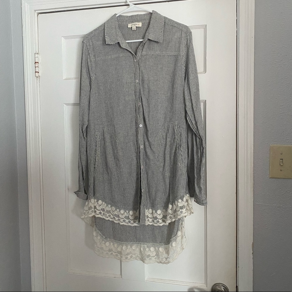 Umgee Long-sleeve button up shirt with lace bottom